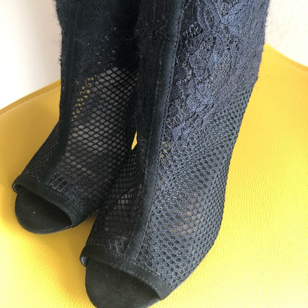 Black mesh and lace heel.